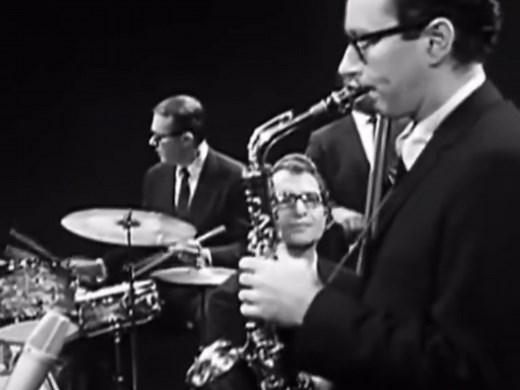 takefive这首歌的成功具有开创性——它成为首张销量超过一百万张的爵士乐单曲，并且在爵士乐和流行文化中一直占据重要地位。