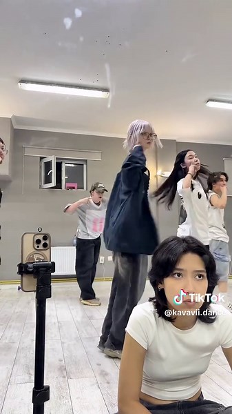 Репетиция танцевальной команды IKKIGAI в прямом эфире