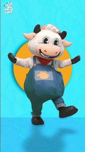 La Vaca Lola canta y baila Las Ruedas del Tractor 🚜🎶 | Canción Infantil #Shorts