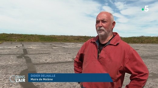 En Bretagne, l'île de Molène dans le Finistère, entre le continent et Ouessant, est un de ces petits paradis qui voit la vie bouleversée par la sécheresse... Vous pouvez retrouver cette émission #cdanslair en replay sur France 5 et sur toutes les plateformes de podcast 👉 http://bit.ly/cdanslairpodcasts | C dans l'air