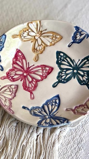 Platos de cerámica artesanales. Podes personalizarlos con los motivos que prefieras 💫 La arcilla es un material muy plástico lo cual permite que lo estampemos con distintas texturas 💫 Si estás interesada en realizar tu vajilla personalizada consúltanos por nuestros talleres online para principiantes . En este momento tiene un 20 % OFF💫✨ ~~~~~~~~~~~~~~~~~ Handmade ceramic plates. You can costumize them any way you want. Clay is a plastic material wich allows you to imprint different textures. 