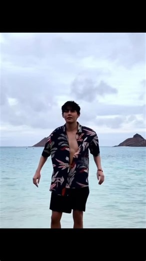 Taehyung info updates on Instagram: "THE DANCE? THE ABS? OH KIM TAEHYUNG 🥵 🎥 V’s Vlog in Los Angeles | full video on BangtanTV YouTube channel"