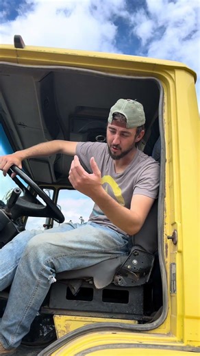 Caminhão caçamba basculando torto