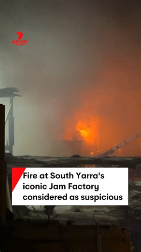 Police are hunting an arsonist after a fire broke out at the old Jam Factory in Melbourne’s southeast. The blaze broke out around 1.30am at the site on Chapel St in South Yarra, which is currently under demolition and renovation. 📌 DETAILS: tinyurl.com/5xkcs26c #fire #factoryfire #jamfactory #southyarra #melbourne | 7NEWS Melbourne