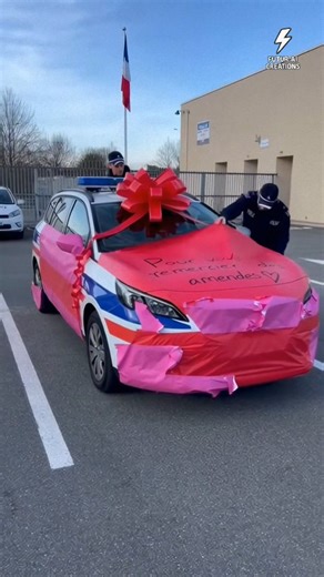 FuturAI Creations on Instagram: "Saint-Valentin version police 💘🚓 Deux policiers arrivent au commissariat et découvrent leur Peugeot 5008 emballée comme un paquet cadeau 🎁 Rubans partout, scotch sur la peinture, nœud géant… Et un message : « Pour vous remercier des amendes ❤️ » 😂 Vidéo humoristique – personnages fictifs générés par IA – pas pour enfants. #saintvalentin #policenationale #humourvideo #reelsfrance #insolite voiture viralreels ia"