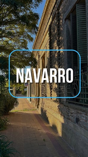 😜 ¿QUÉ HACER EN NAVARRO? 🌳 Arrancá por la plaza principal cámara en mano, porque edificios como la municipalidad, la iglesia y la biblioteca te van a sorprender con sus imponentes fachadas. 🌊 A sólo unos minutos del centro, te espera la Laguna de Navarro, ideal para pasar el día en contacto con la naturaleza. 🚂 En los antiguos terrenos del Ferrocarril del Sud podes visitar la réplica del Fortín San Lorenzo de Navarro, el edificio de la ex estación de ferrocarril Roca y el Parque del Bicenten