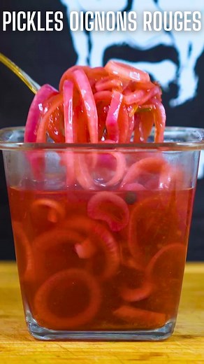 PICKLES D'OIGNONS ROUGES 🔥 De quoi pimper tes burgers, sandwichs et salades... Si il y a bien un condiment que tu dois toujours avoir à disposition, c'est bien celui. En plus c'est super facile et rapide à préparer, tu peux les conserver longtemps et devine quoi ! Ça marche aussi avec des oignons jaunes.... Attends quoi, ça marche aussi avec tous les légumes 😂 Les ingrédients • les Pickles d'oignons rouges : • 3 oignons rouges • 20cl de vinaigre de cidre • 20cl de d'eau • 1 CAS de sel rose (ou