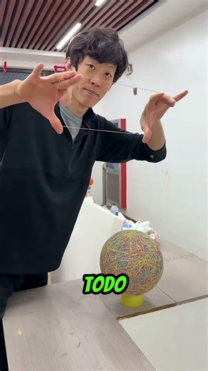 Pasó horas creando un balón de ligas… y el resultado fue increíble 😱