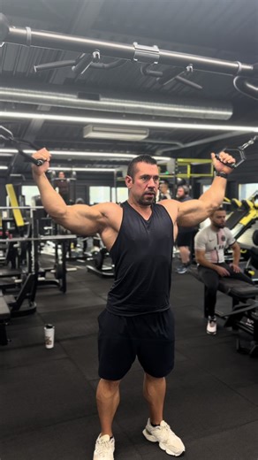 Ce n’est pas juste un exercice. C’est la discipline qui sculpte les bras. Double biceps à la poulie vis à vis. #biceps #musculation #bodybuilding #teveo #motivation