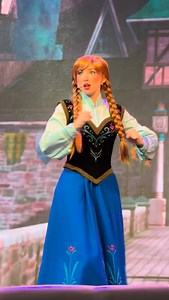 PEW, PEW! 🌻💙 Anna showed her ice skills ❄️ Frozen Sing Along Celebration ☃️🎵🎊 12:30pm Show ✨ Video captured on February 6, 2026 📷 #anna #pewpew #frozensingalong #disneyshollywoodstudios #cinematography ✨🌻💙❄️ | Jo Ann Stephanie Wong