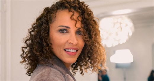 "Je me mettais la tête à l’envers" : Noémie Lenoir se confie sur son alcoolisme et sa dépression