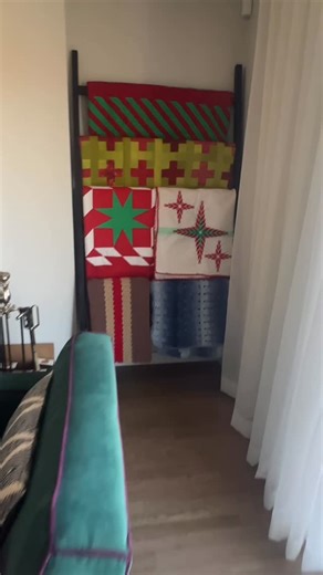 Victoria Findlay Wolfe on Instagram: "Before Thanksgiving! Gasp!! I know it’s early!! Shhhh, don’t tell anyone🙃 The quilt ladder has been updated with my green and red quilts for the season! Decided I wanted to enjoy seeing them slightly longer than we normally do! ❤️top Quilt is my Warp Weaver pattern and kit, second down is red crosses from my book Playing with Purpose(illustrated only) , and center left is candy striped star pattern/kit - 💚 I have probably 30 green and red qui