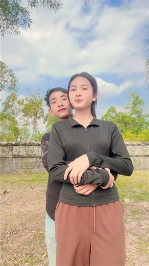 Hug Prank on My Girlfriend 🤣🤗 | Funny & Sweet Couple Moment#HugPrank #PrankGirlfriend #FunnyPrank