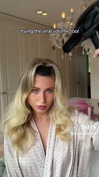 Volume that lasts ALL DAY? YES PLEASE! 🎀✨ Say hello to your new hair must-have! My very own QUINTY MIRJAM HAIR HACKS x ZENNER Volume Clip is finally here! Effortless volume, gorgeous lift & that perfect voluminous look that stays all day long! Verkrijgbaar in alle Kruidvat winkels & online in BE & NL! Get yours and let your hair do the talking! 💕 #quintymirjam #volume #VolumeClip #HairHacks #kruidvat