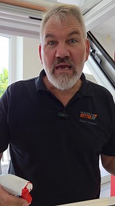 "Hilfe, mein Dachfenster lässt sich nicht mehr schließen!" Oft reicht ein Windstoß oder eine Putzaktion – und plötzlich steht das Roto Klapp-Schwingfenster sperrangelweit offen und lässt sich scheinbar nicht mehr schließen. Was viele nicht wissen: Mit dem richtigen Handgriff geht's meistens doch. 👉 Wir zeigen dir Schritt für Schritt, was zu tun ist. Schau dir unsere Anleitung an! | Dachfenster-Retter