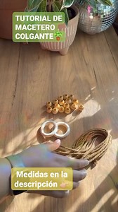 🪴MACETERO COLGANTE EN MACRAMÉ MEDIDAS: 4 CUERDAS DE ALGODÓN TORCIDO DE 5 MTS CADA UNA ARGOLLA DE MADERA DE 5 CM #macrameespaña #macrame_community #macramemexico #macramecolombia #macramemaker #macramemakers #macramechile #macrametutorial #macramedecor #artesanal | Macreando Juntas