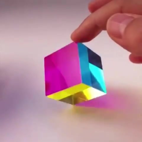 💈 Demonstration of subtractive color mixing using a cube | Physics is Fun 2