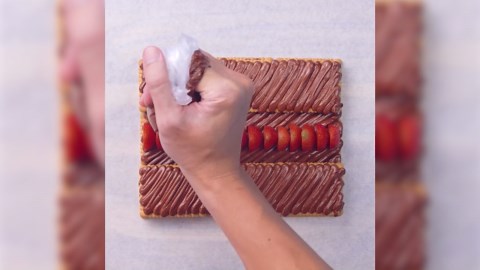 Chocolate caramel roll & strawberry pyramid cake