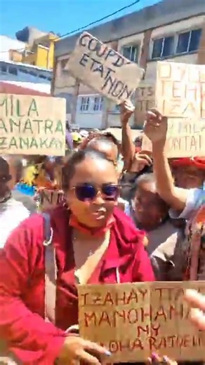 MPANOHANA FITONDRANA - VORY ENY 67 Mitondra Pancarte izay tsy fantany akory ny dikany ireo mpanohana fitondrana | Ny Safidiko