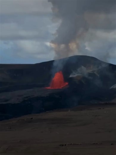 🌋 KILAUEA STRIKES AGAIN: Views from afar of the 46th episode of the eruption of Hawaii's Kilauea volcano began Monday morning, as officials recorded lava beginning to fountain from the summit. #Hawaii #Volcano #Lava #FOXWeather