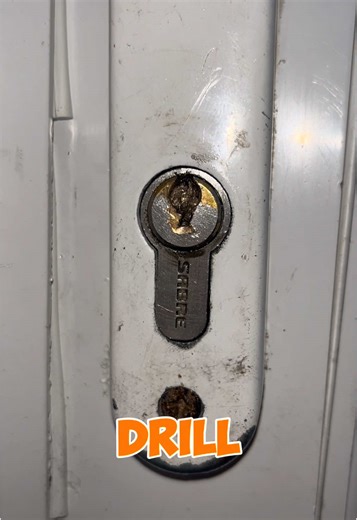 Locksmith Fixes Broken Key Issue in Hounslow