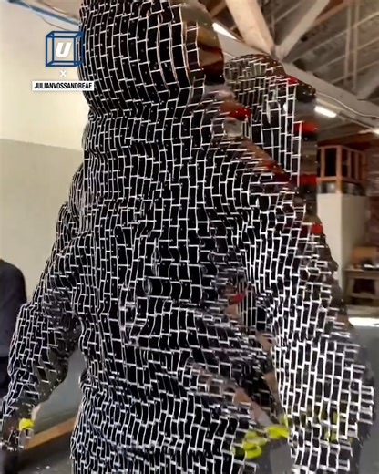 This unique astronaut sculpture is stunning! 😲 | UNILAD Tech