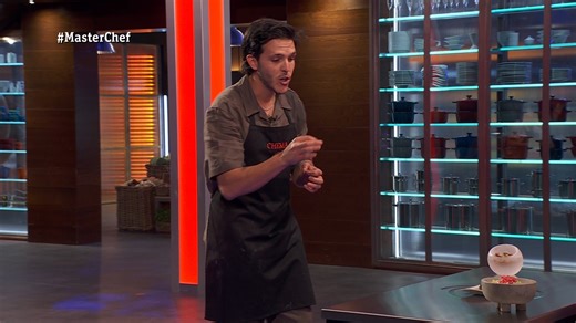 Chema presenta Villa hambre, un menú lleno de simbolismo y raíces personales. Pero los fallos técnicos no pasan desapercibidos para los jueces, y su segundo plato se convierte en una amenaza directa a su continuidad. | MasterChef España
