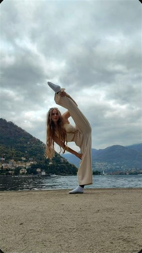 Bendy boo world tour ? 😂 #flexible #flexibilitychallenge #lakecomo #travel #stretching
