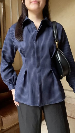 LAVEE APPAREL on Instagram: "alba top in navy ✨ . . . . . . . . . . . . #lavee #laveeapparel #kemeja #ootd #fitcheck #ootdkerja #ootdngantor #pinstripe #matchingset #fittedtop #kemejapinstripe"
