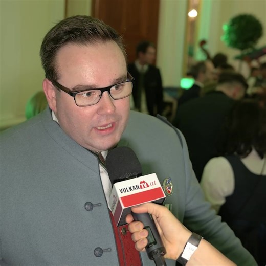 Der Steirerball in der Wiener Hofburg zählt zu den traditionsreichsten Bällen. Vertreten waren zahlreiche Musikgruppen aus dem Thermen- & Vulkanland. Einen besonderen Höhepunkt des Balls setzte dabei die Stadtkapelle Fehring. #steirerballwien Klaus Sundl Markus Reichmann Thomas Karner | Vulkan TV