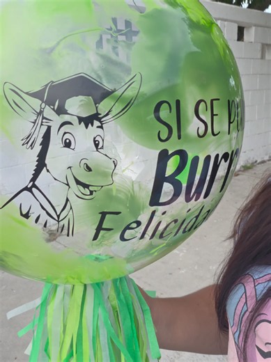 Si se pudo burro Shrek en graduación 2026 con globos