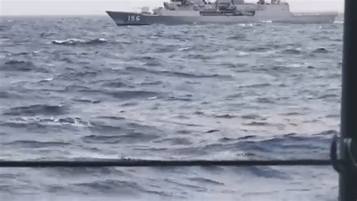 WATCH: The Australian warship HMAS Toowoomba (FFH156), performs a maneuvering exercise off the coast of Busuanga in Palawan on Sunday, 25 November as part of the ongoing Philippines-Australia Maritime Cooperative Activity. Also seen in the video is an Australian Defence Force MH60 Sikorsky Helicopter performing aerial photo operations. | via Lade Kabagani (Video taken from BRP Davao del Sur (LD602) courtesy of Philippine Navy) #DailyTribune | Daily Tribune