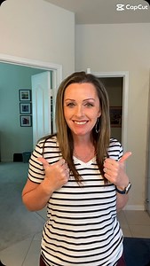 Get ready for summer with this quick and easy makeup look! Start by contouring under the cheeks, framing your face, then contour the nose and under the lips. Add the main color and finish with a highlight and blush for that perfect sun-kissed glow. This routine is light, fresh, and perfect for those hot summer days. Watch to see how you can get this flawless look in no time! #SummerMakeup #QuickMakeup #EasyMakeup #MakeupTutorial #Contour #CremeMakeup #SunKissedGlow #SummerBeauty #MakeupTips #Bea