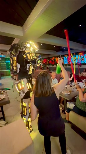 Dancing robots and a build your own margarita bar at The Mexicano 👀🔥