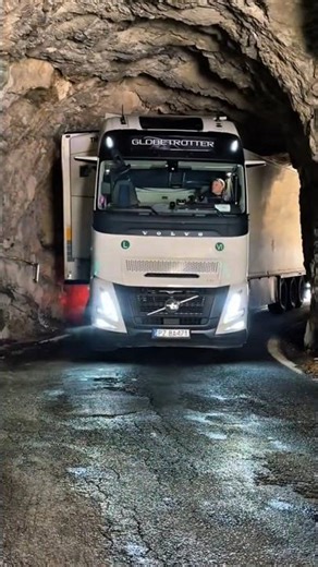 Got stuck in the tunnel 🫣🚛💨 unknownartist #truckdriver #automobile #lkw #camion #bigrig #job #work