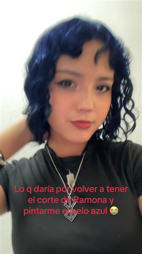 Corte de Ramona: pelo azul y estilo único