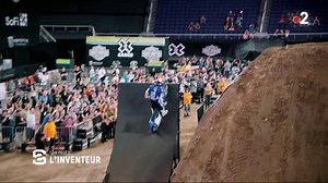 C’est l’un des riders préférés des français et c'est le meilleur au monde dans sa discipline, le motocross freestyle (FMX). Lui, c’est Tom Pagès. Christian Choupin vous plonge dans son univers. | Tom Pagès