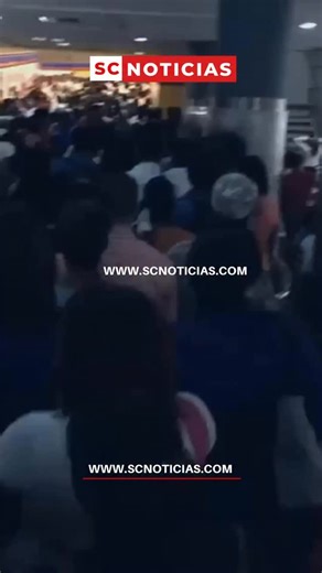 SC Noticias on Instagram: "Una falla técnica provocó momentos de caos en la Línea 2 del Metro de Santo Domingo, donde decenas de pasajeros quedaron varados en la estación Concepción Bona, ubicada en la avenida San Vicente de Paúl. Usuarios reportaron retrasos y aglomeraciones mientras esperaban la reanudación del servicio. #scnoticias #sandycuevas #metro"