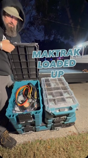 The whole stack at once! • Check out how easy it is to load the whole @makitatools MAKTRAK stack in the bed of a truck. Prob a couple hundred pounds of tools. Leverage is your friend, distributes the weight so you aren’t picking it all up. The rubber feet on the handle catch the handle to it rests/grabs the edge of the bed. • MAKTRAK was design specifically for this purpose since so many folks work out of the back of their truck. Much easier to load and unload without having to unstack everythin