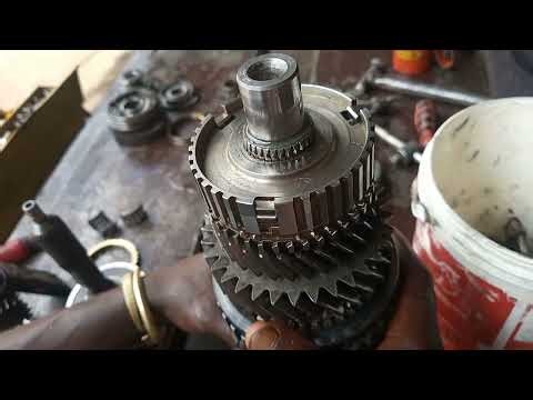 Toyota D4D pick up gear box rebuild part1