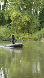 🎥🎥Nouvelle vidéo💥 SILURE GÉANT | Pêche du bord en petite rivière | Pêche au silure au cassant - Ce vendredi sur YouTube😎. La pêche au cassant est l’une des méthodes les plus anciennes pour cibler le silure, mais elle reste aujourd’hui encore extrêmement efficace. Dans cette vidéo, on rejoint Max lorsqu’il met cette technique classique en pratique. Max est bien connu pour son expertise en pêche au leurre et en pêche au flotteur pour le silure, et cette expérience lui permet de savoir exacte