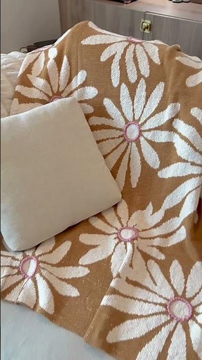 Unwrapping our Blooming Daisies Throw 🌼 Cozy Floral Gift for Spring