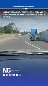 NoticiasCaribeCR │ OTRO VUELCO DE CONTENEDOR, ESTA VEZ EN LA ROTONDA DE APM TERMINALS, RUTA 32. Otro camión se volcó este domingo en la rotonda de entrada a APM Terminals sobre la Ruta 32, generando, gracias a Dios solo daños materiales y tráfico lento en el sector en horas de la mañana. Afortunadamente, en este incidente no se reportaron personas lesionadas, pero volvió a encender las alarmas sobre la seguridad vial en una de las principales vías hacia Limón. Este nuevo vuelco se registró a poc