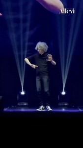 11K reactions · 719 comments | “Il dottore mi disse: “Maestro hai 13 globuli bianchi”. Un numero minuscolo, eppure era un universo. In quel momento fragile, si sentiva i nuovo la vita. Ogni piccola conquista è stata una sinfonia di speranza.” #GiovanniAllevi #CancerFighter #FelicitàAlleviana #Guerriero | Giovanni Allevi | Facebook