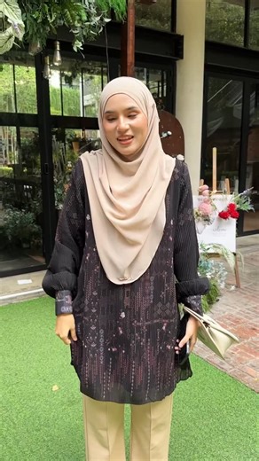 Step out with confidence in Blouse Rania ✨ Light, flowy and designed for women who move with purpose. Made from Georgette Chiffon Pleated, Rania drapes beautifully without feeling heavy — comfortable from morning meetings to evening errands. ✔ Nursing friendly zipper ✔ Solat ready cutting ✔ Hidden side pocket ✔ XS – 5XL Because modest can still feel powerful. | MuslimahClothing.Com