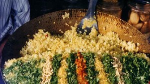 ऐसे बनता है स्वादिष्ट पोहा, गजब का स्वाद और सेहत का खजाना