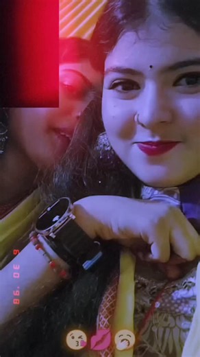 cusum on Instagram: "日本利用压电瓷砖将人们的脚步转化为电能。 这些瓷砖能够捕捉你脚步产生的动能。 当你行走时,你的体重和动作会对瓷砖产生压力。 瓷砖会轻微弯曲,产生机械应力。 瓷砖内部的压电材料会将这种应力转化为电能。 每一步都会产生少量电荷,数百万步加在一起,就能产生足够的电力来驱动LED灯、数字显示屏和传感器。 在像涩谷车站这样人流密集的地方,每天大约240万步都在为这个系统做贡献。"