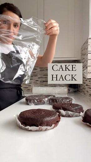 Elvin Cocel on Instagram: "PRO TIP 🤫 Best way to keep the moisture locked in to your cakes is to wrap it into cling film straight after it’s baked. ⬇️ All you need do is to wrap it with cling film while it is still warm. If you going to preserve it for longer double wrap it. 🙌 Straight afterwards put it in to the freezer and let it freeze. 🥶 Once it is frozen you can take it out a few hours before you going to use it. I love this method because you don’t have to sugar syr