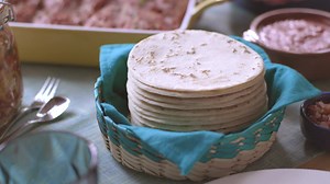 Los abrazos, las sonrisas y las ricas tortillas con Maseca Extra Suave nunca faltan en las reuniones en casa. ¡Invitanos a tu mesa y obtené tortillas más suavecitas por más tiempo, suavecitas incluso al recalentar! 🌽👌🏼 | Maseca Centroamérica