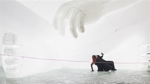 La performance di chiusura “Vertigini di luce”, sotto THE MAN, ha raccolto e restituito tutta l’energia di questi giorni, trasformandola in un unico momento condiviso. Grazie alla direzione artistica di Ocubo, alla Regione Puglia, al Comune di Alberobello, ai main sponsor Engie ed Edison, e a tutte le persone che hanno reso speciale ogni sera del festival. Un ringraziamento speciale al Centro Artistico Educativo Technè per la performance di chiusura. Le installazioni si spengono, ma il LIFE rito